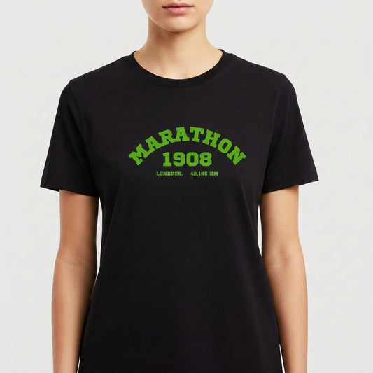 Camiseta com estampa frontal de "Marathon 1908 Londres 42,195 km" e estampa traseira de pequeno símbolo com forma de laço em destaque.