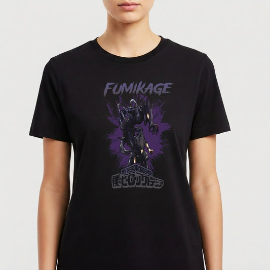 Camiseta com estampa frontal de personagem sombrio em posição dinâmica, rodeado por sombras e palavras em estilo de quadrinhos e japonês.