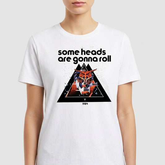 Camiseta com estampa frontal de robô sobre escadaria em triângulo, com letras "some heads are gonna roll" acima e "1984" abaixo.