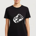 Camiseta com estampa frontal de um kart estilizado, mostrando detalhes intrincados do veículo em traços finos, com elementos que sugerem movimento.