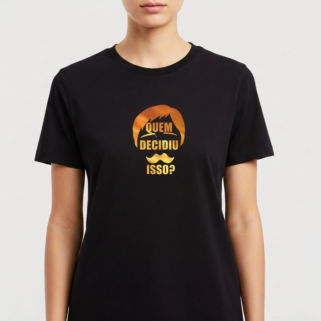 Camiseta com estampa frontal de texto "QUEM DECIDIU ISSO?" em formato de bigode e cabelos estilizados, e estampa traseira de personagem imponente nomeado "Escanor" em pose confiante, acompanhado de textos estilizados e elementos gráficos.