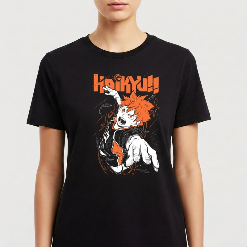Camiseta com estampa frontal de um personagem de anime em ação, destacando-se com cabelos vibrantes sob um logotipo estilizado e dinâmico acima.