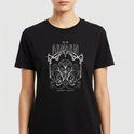 Camiseta com estampa frontal de letras estilizadas e elementos ornamentais detalhados, incluindo formas de folhas simétricas e curvas decorativas.