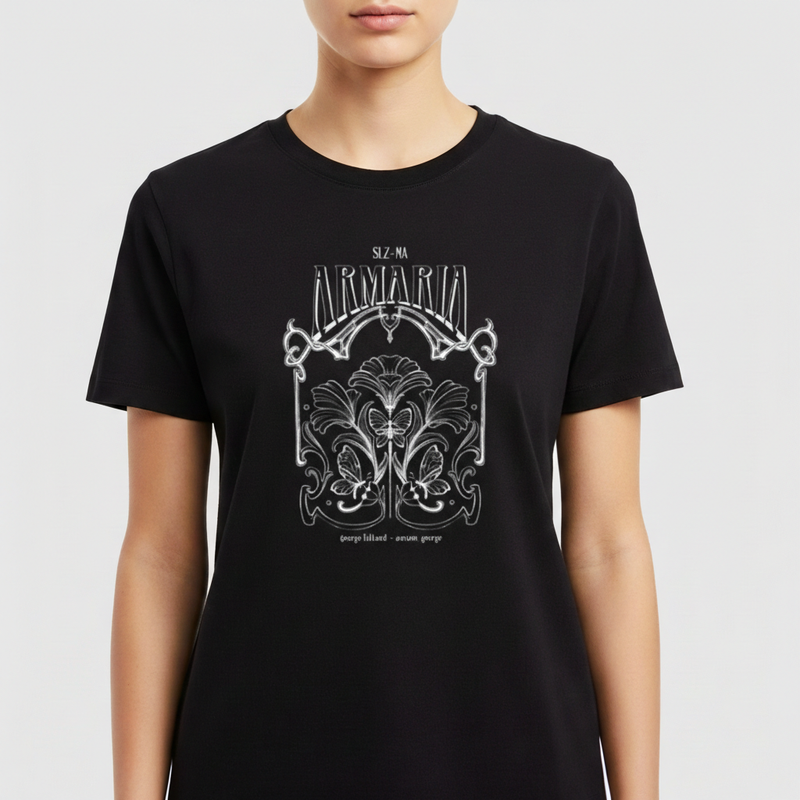 Camiseta com estampa frontal de letras estilizadas e elementos ornamentais detalhados, incluindo formas de folhas simétricas e curvas decorativas.