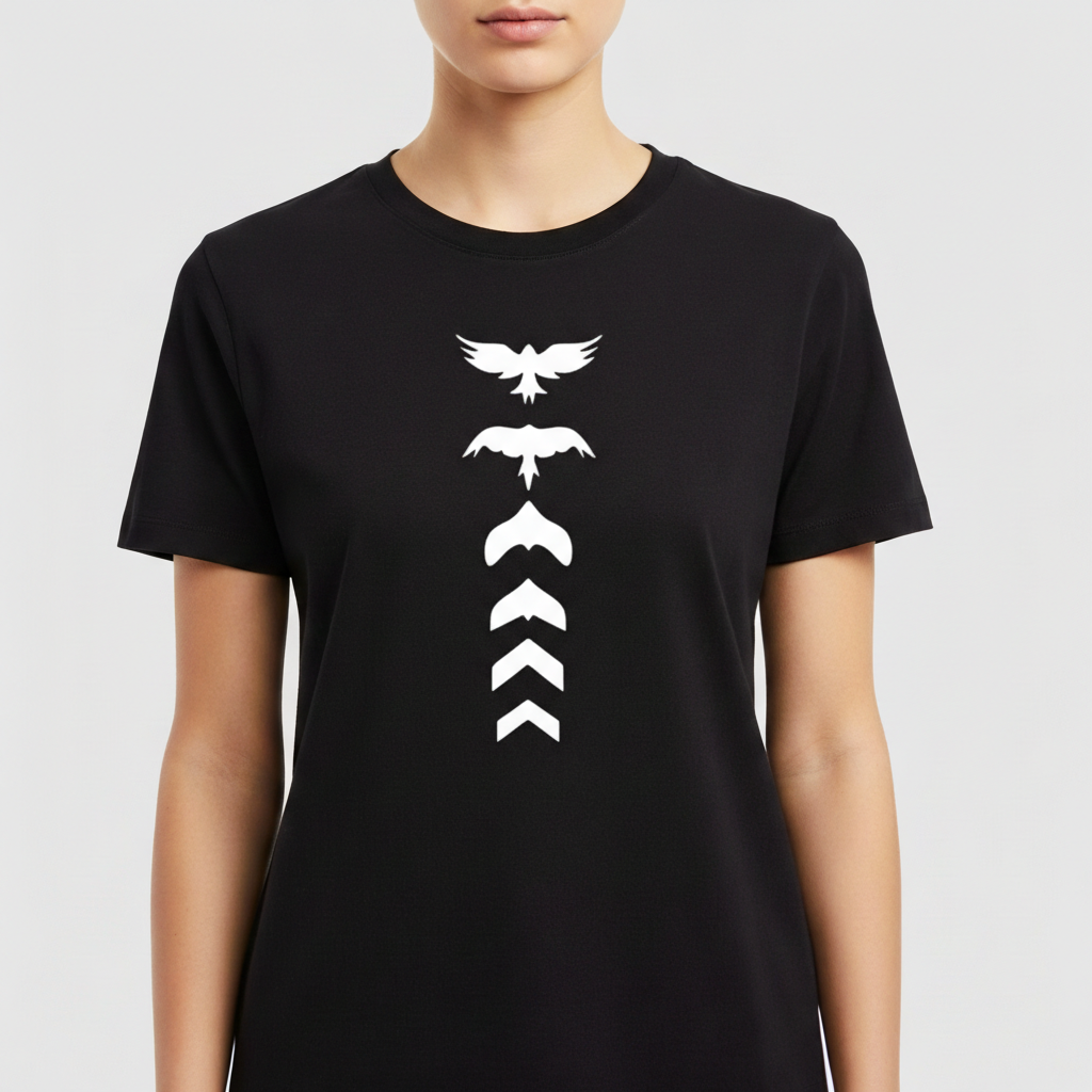 Camiseta com estampa frontal de silhuetas de pássaros em posição de voo decrescente e setas estilizadas apontando para baixo em sequência.