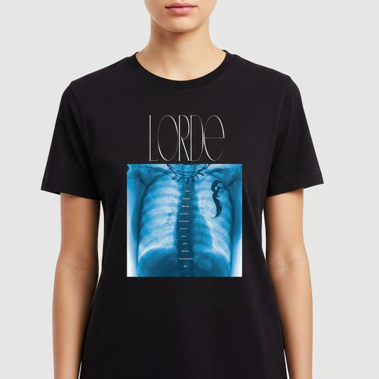 Camiseta com estampa frontal de raio-X de tórax humano, centrada sob uma tipografia estilizada com o nome "LORDE".