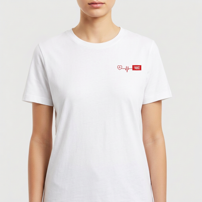 Camiseta com estampa frontal de coração e linha de batimentos e estampa traseira de coração anatômico atravessado por espada e texto "Salmos 119:105".