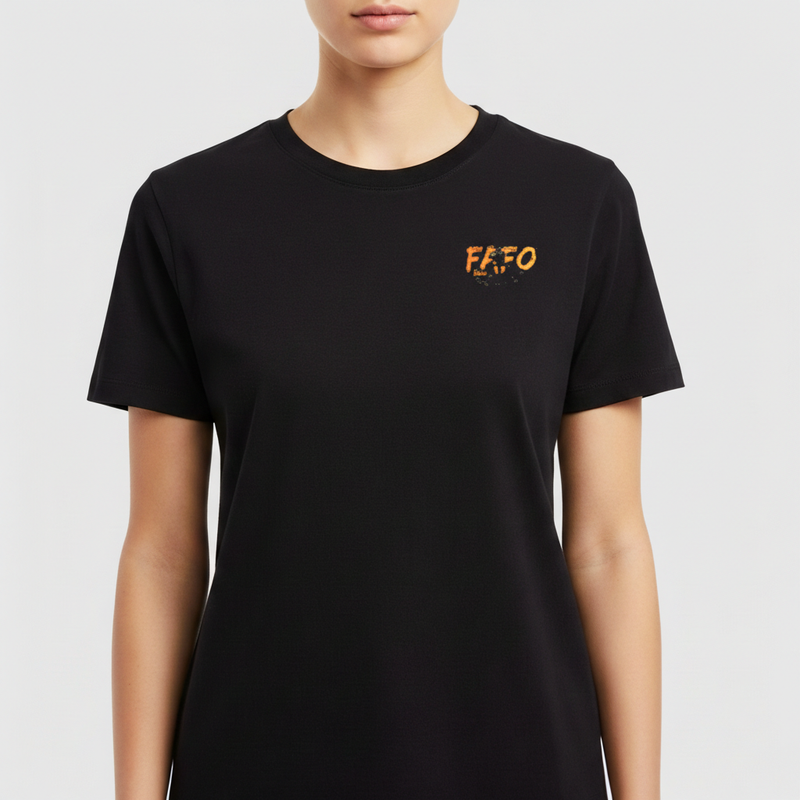 Camiseta com estampa frontal de letras desgastadas "FAFO" pequenas e estampa traseira de imagem com helicópteros, homem vendado e texto "FU*K AROUND FIND OUT FAFO LEGIO".