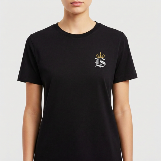 Camiseta com estampa frontal de letras estilizadas com coroa acima e estampa traseira de olho dentro de símbolo triangular com elementos florais ao redor.