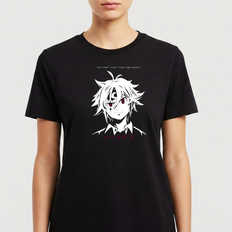 Camiseta com estampa frontal de personagem de anime com cabelos espetados e expressão séria, acompanhada por frase e texto em idioma oriental logo abaixo.