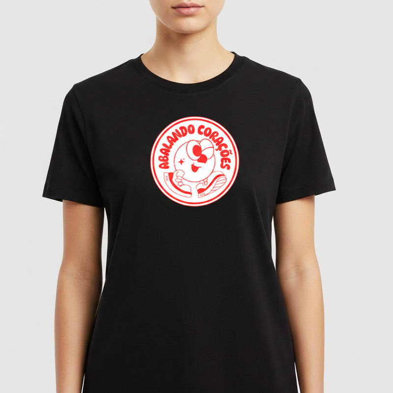 Camiseta com estampa frontal de desenho estilizado de um coração esportivo usando tênis e óculos, rodeado pela frase "Abalando Corações".