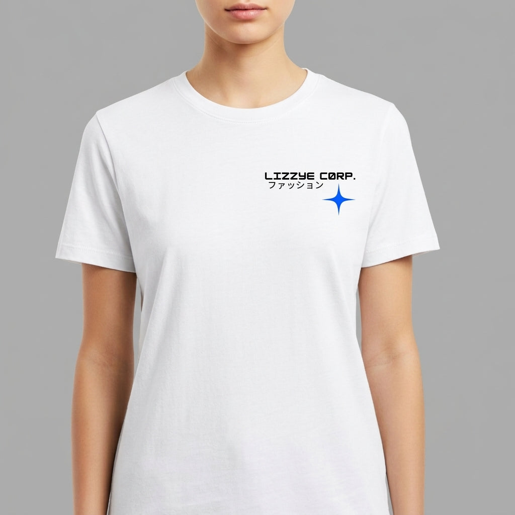 Camiseta com estampa frontal de "Lizzye Corp." em letras estilizadas e símbolo estelar acompanhada de caracteres japoneses, e estampa traseira replicando o logo com maior destaque.