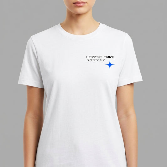 Camiseta com estampa frontal de "Lizzye Corp." em letras estilizadas e símbolo estelar acompanhada de caracteres japoneses, e estampa traseira replicando o logo com maior destaque.