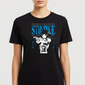 Camiseta com estampa frontal de uma figura central feminina segurando uma arma, com texto "STRANGE", "EVERYBODY LIES. NO EXCEPTIONS." e "CHAOS THEORY".