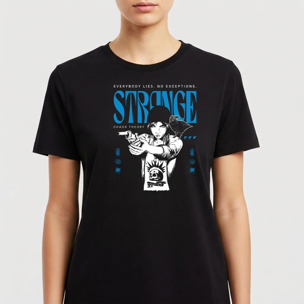 Camiseta com estampa frontal de uma figura central feminina segurando uma arma, com texto "STRANGE", "EVERYBODY LIES. NO EXCEPTIONS." e "CHAOS THEORY".
