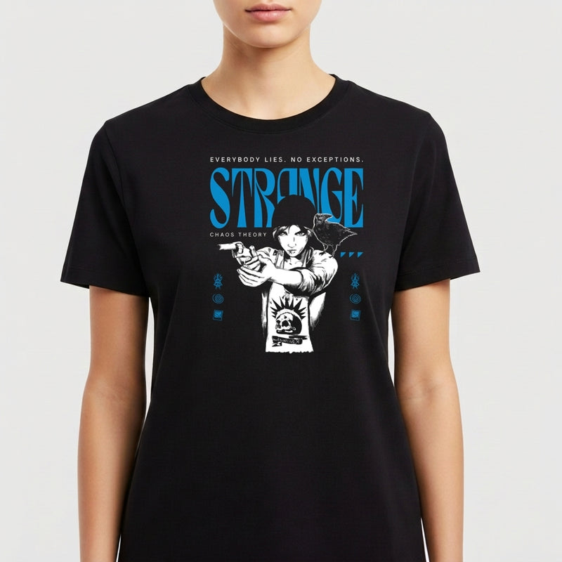 Camiseta com estampa frontal de uma figura central feminina segurando uma arma, com texto "STRANGE", "EVERYBODY LIES. NO EXCEPTIONS." e "CHAOS THEORY".