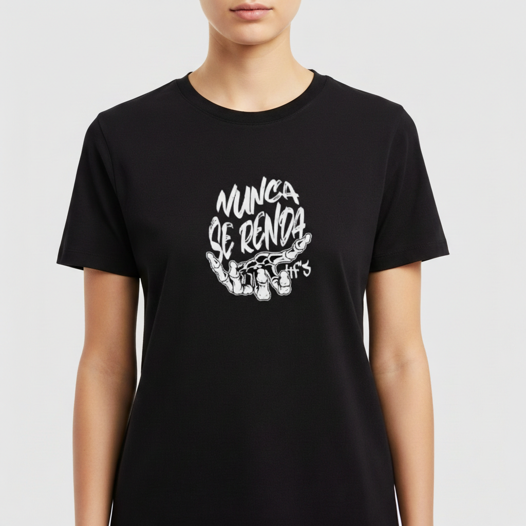 Camiseta com estampa frontal de frase "Nunca se Renda" acompanhada de uma mão estilizada apontando para cima, envolta em um design gráfico impactante.