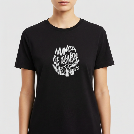 Camiseta com estampa frontal de frase "Nunca se Renda" acompanhada de uma mão estilizada apontando para cima, envolta em um design gráfico impactante.