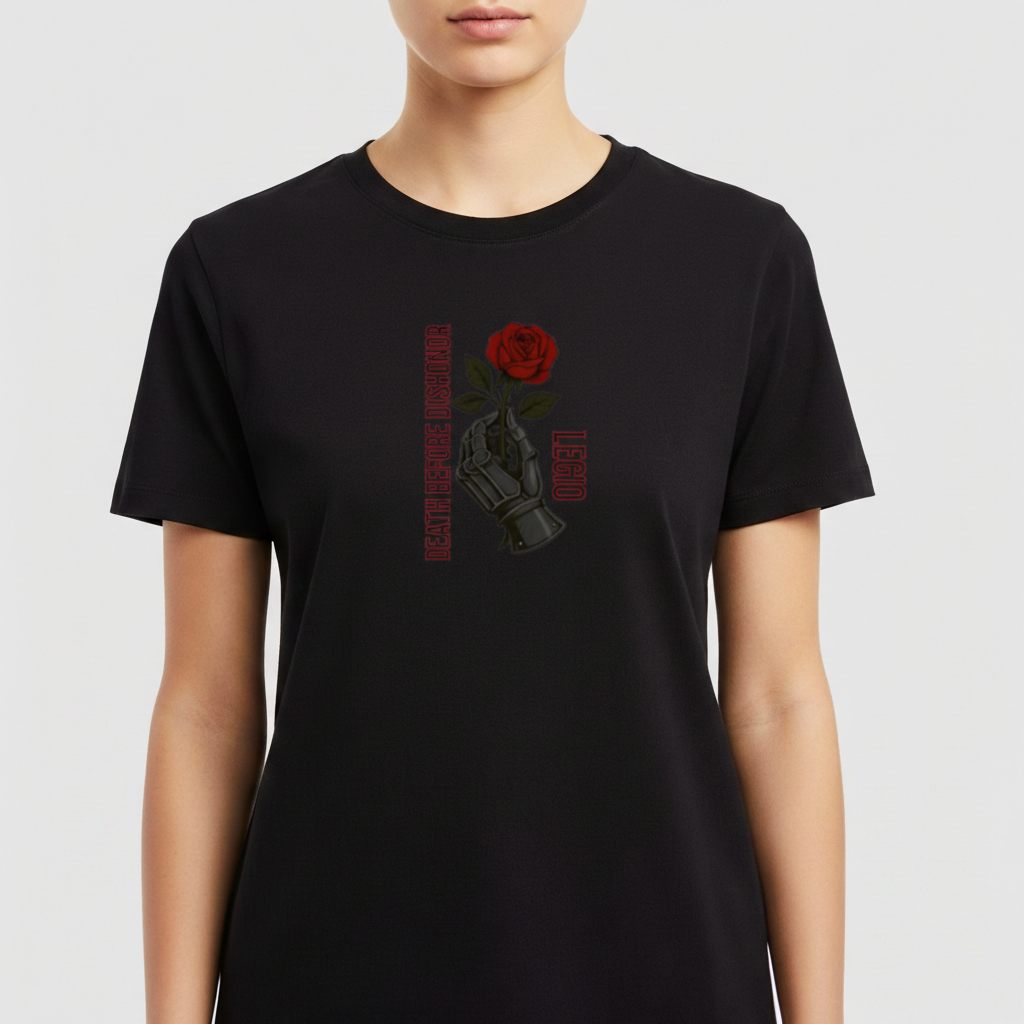 Camiseta com estampa frontal de mão metálica segurando uma rosa e texto vertical. Estampa traseira de guerreiro medieval em paisagem épica com textos adjacentes.