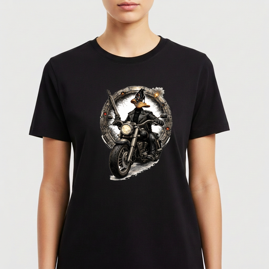 Camiseta com estampa frontal de um mago sobre uma motocicleta, segurando um cajado com um anel mágico ao fundo detalhado com luzes pequenas.