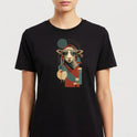 Camiseta com estampa frontal de ovelha estilizada usando óculos de sol, com elementos geométricos sobrepostos, incluindo círculos e retângulos diversos.