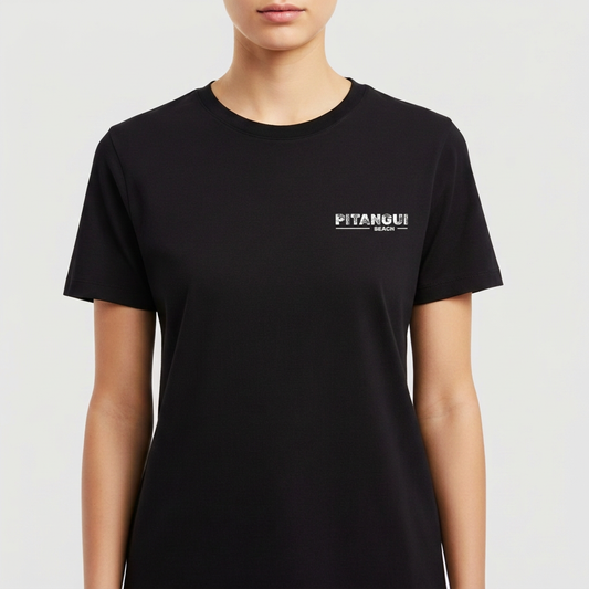 Camiseta com estampa frontal de texto "Pitangui Beach" e estampa traseira de paisagem litorânea com buggy azul, casal dentro, palmeira e céu claro.