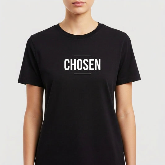 Camiseta com estampa frontal de palavra "CHOSEN" em fonte destacada, acompanhada de duas linhas horizontais finas acima e abaixo do texto, criando um design minimalista e impactante.
