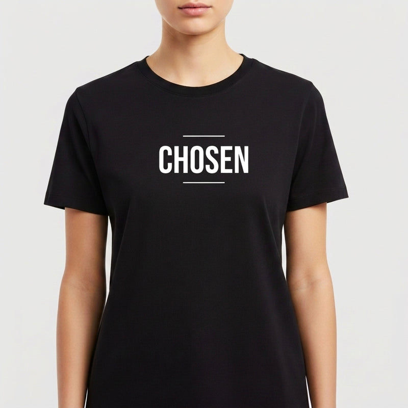 Camiseta com estampa frontal de palavra "CHOSEN" em fonte destacada, acompanhada de duas linhas horizontais finas acima e abaixo do texto, criando um design minimalista e impactante.