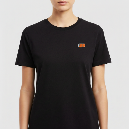 Camiseta com estampa frontal de um pequeno logotipo retangular com a palavra "Legion" e estampa traseira de Papai Noel armado com mensagem "Feliz Natal, câmbio desligo".