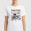 Camiseta com estampa frontal de três quadros estilo mangá repletos de detalhes dramáticos, incluindo um impacto explosivo e o título "Chrono Trigger" em destaque.