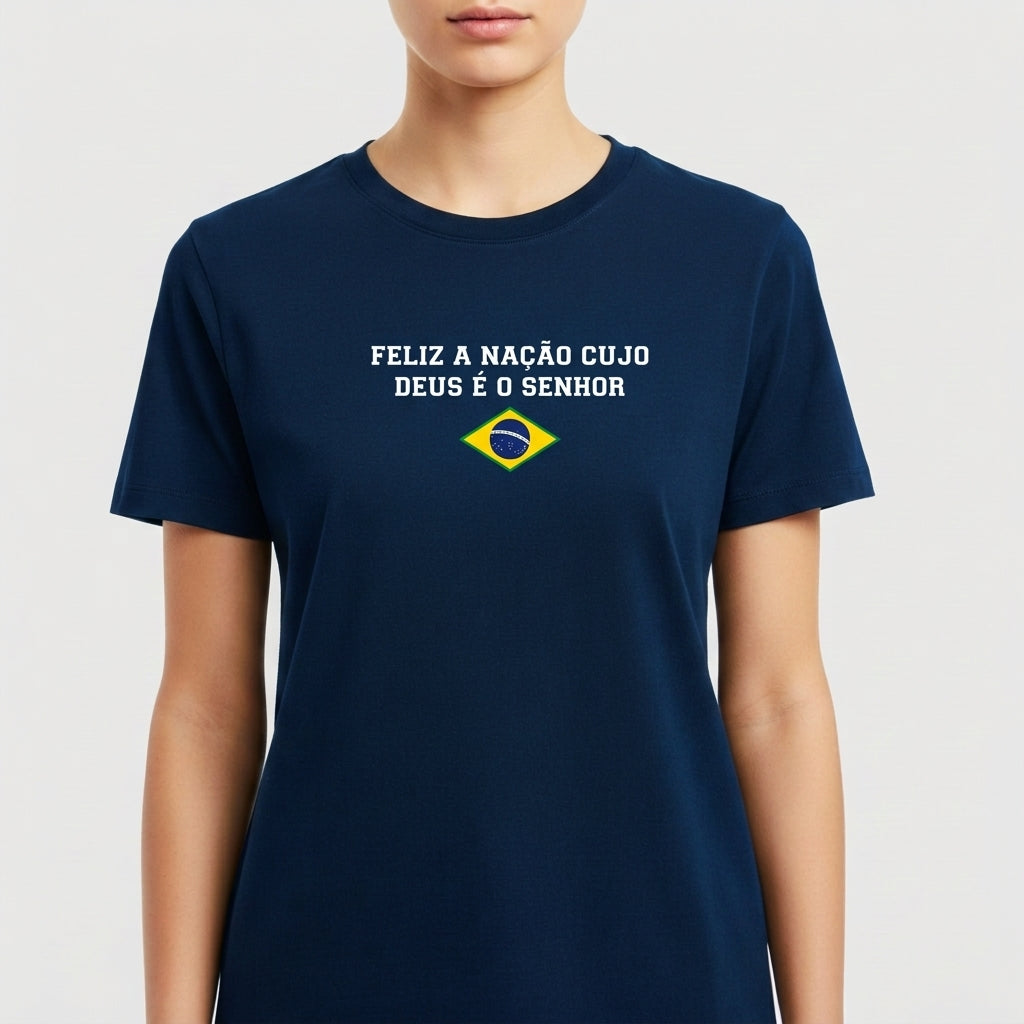 Camiseta com estampa frontal de texto "Feliz a nação cujo Deus é o Senhor" acima de um símbolo nacional e estampa traseira de "Salmos 33 12".