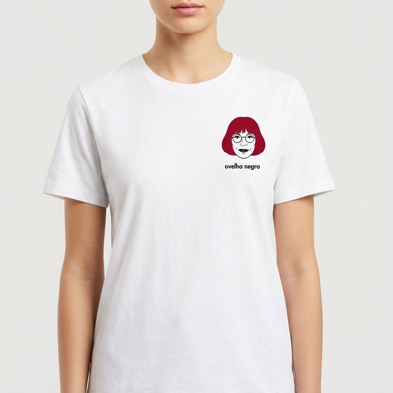 Camiseta com estampa frontal de um rosto com cabelo curto, óculos e expressão neutra, acompanhada da frase "ovelha negra" abaixo da imagem.