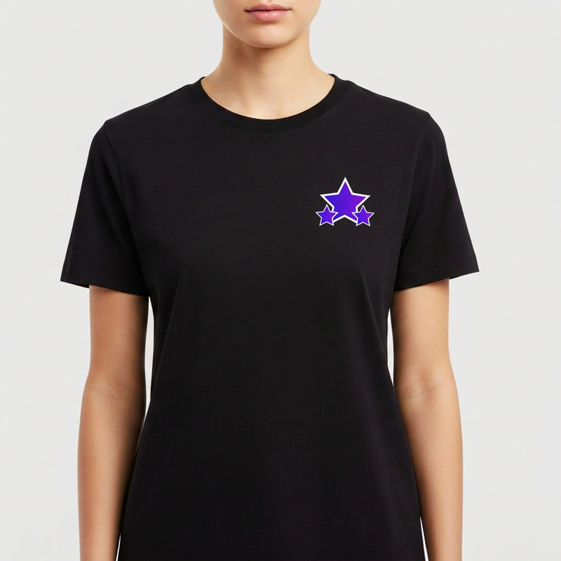 Camiseta com estampa frontal de três estrelas sobrepostas de tamanhos variados e estampa traseira de colagem fotográfica artística com texto "Starboy".