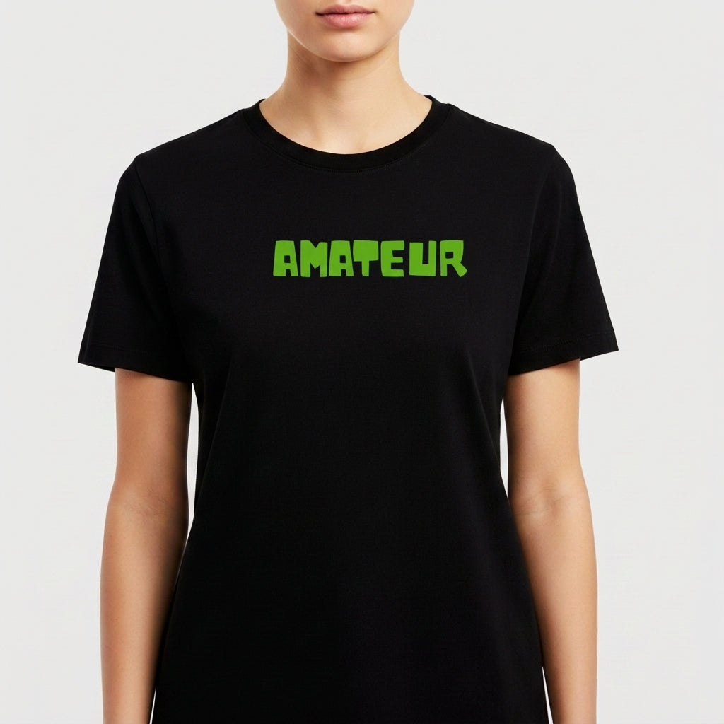 Camiseta com estampa frontal de palavra em fonte geométrica e estampa traseira de símbolo geométrico centralizado próximo à gola.