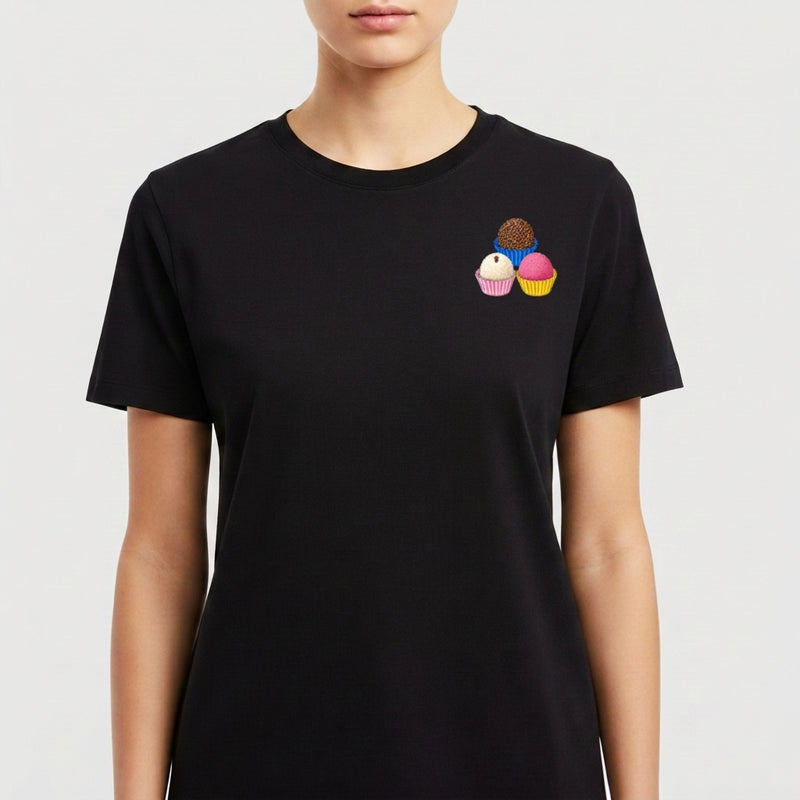 Camiseta com estampa frontal de quatro cupcakes decorados, cada um com confeitos e formatos variados, dispostos em um arranjo triangular encantador.