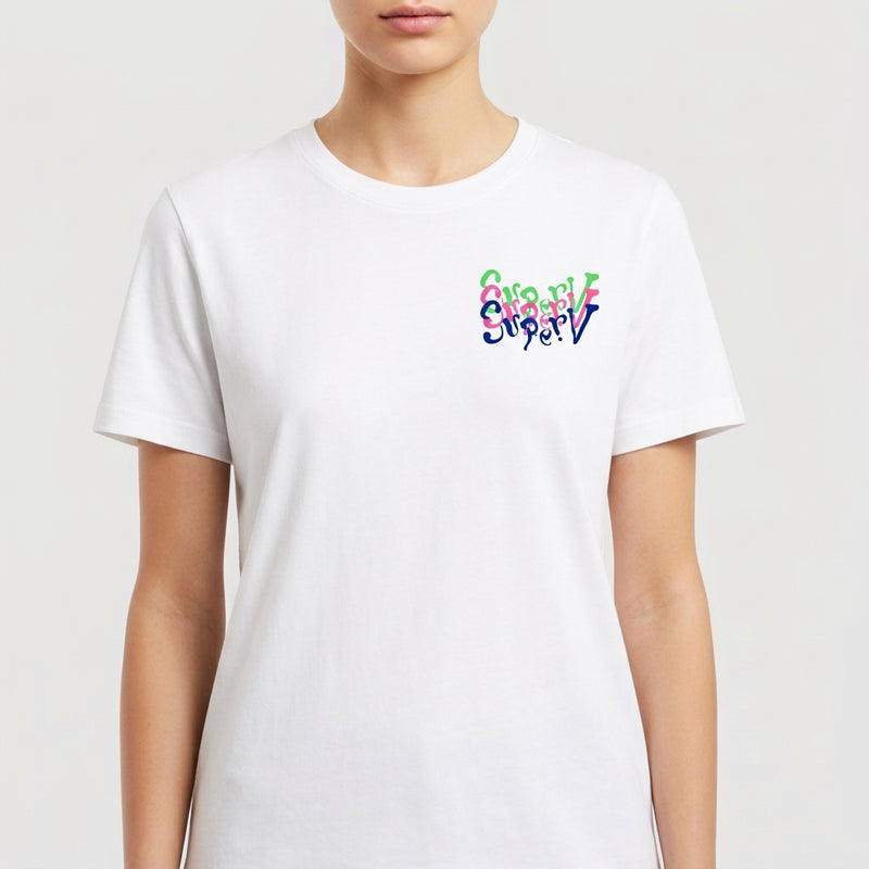 Camiseta com estampa frontal de palavras sobrepostas em estilo glitch e estampa traseira de personagens coloridos em um design vibrante e dinâmico.