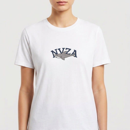 Camiseta com estampa frontal de tubarão e a palavra "NVZA" acima e estampa traseira com emblema oval, tubarão, e "NVZA SURFING" em destaque.