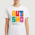 Camiseta com estampa frontal de texto estilizado "AUTISMO" colorido seguido de "Acal.mar.si" e frase pequena, e estampa traseira de "Acalmarsi".