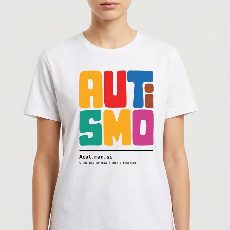 Camiseta com estampa frontal de texto estilizado "AUTISMO" colorido seguido de "Acal.mar.si" e frase pequena, e estampa traseira de "Acalmarsi".