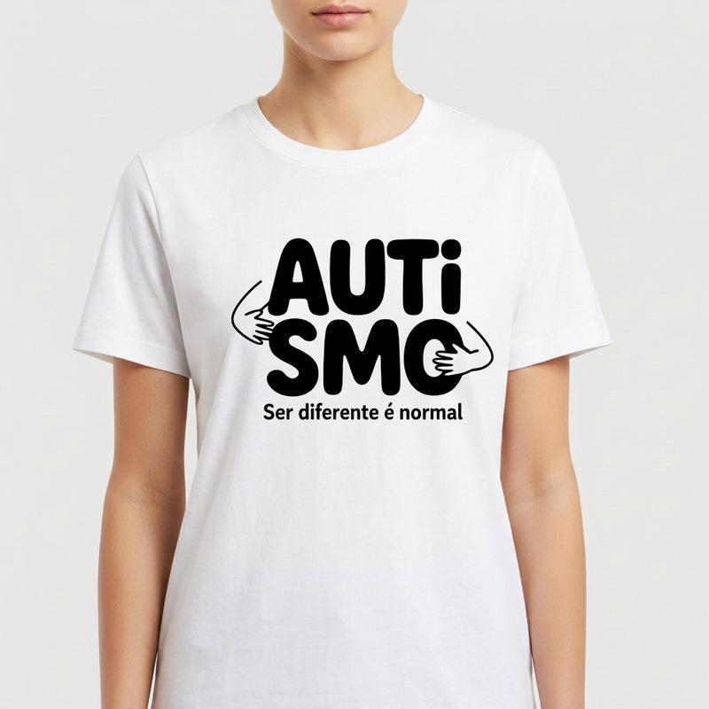 Camiseta com estampa frontal de mãos envolvendo a palavra "AUTISMO" e a frase "Ser diferente é normal" e estampa traseira de texto "Acalmarsi".