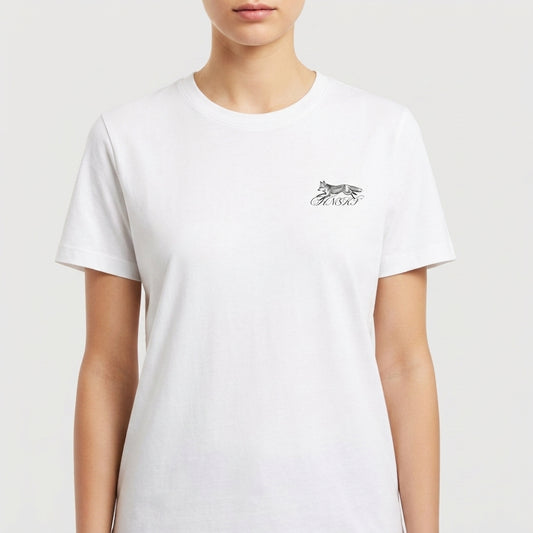 Camiseta com estampa frontal de um lobo estilizado ao lado da palavra "Ghost" em estilo caligráfico, minimalista e elegante.