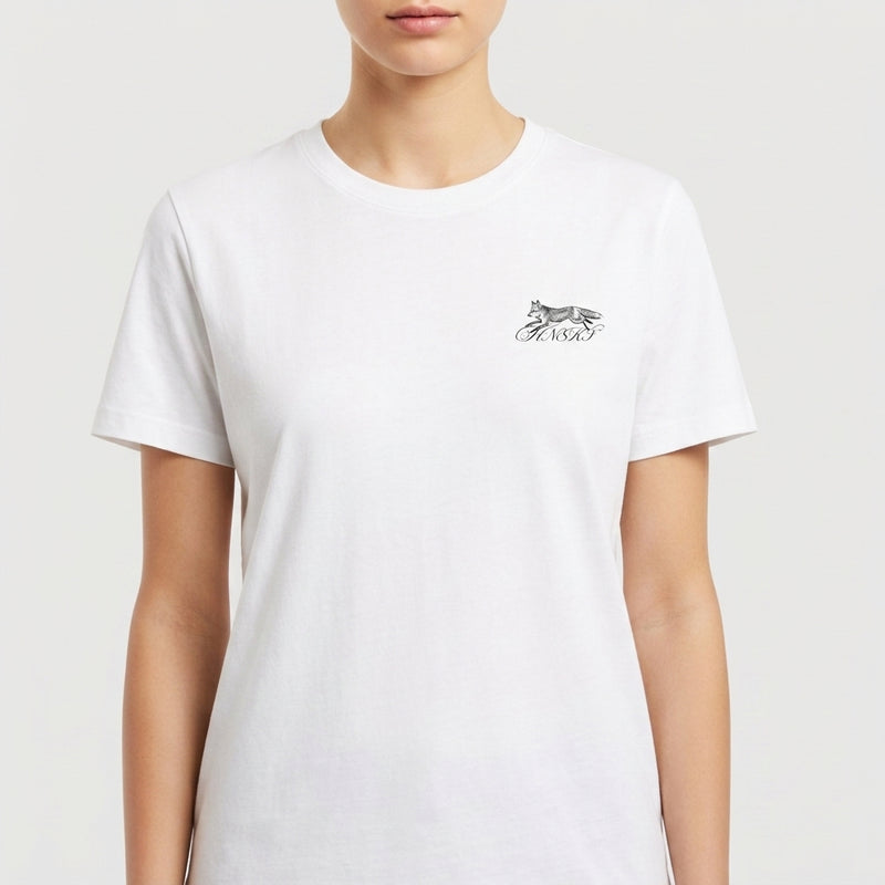 Camiseta com estampa frontal de um lobo estilizado ao lado da palavra "Ghost" em estilo caligráfico, minimalista e elegante.