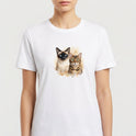 Camiseta com estampa frontal de dois gatos em estilo aquarela, um siamês ao lado de um gato rajado, ambos com expressões serenas em um fundo suave.