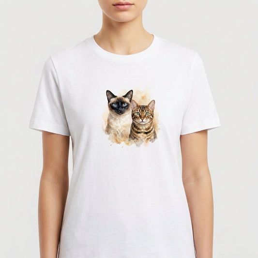 Camiseta com estampa frontal de dois gatos em estilo aquarela, um siamês ao lado de um gato rajado, ambos com expressões serenas em um fundo suave.