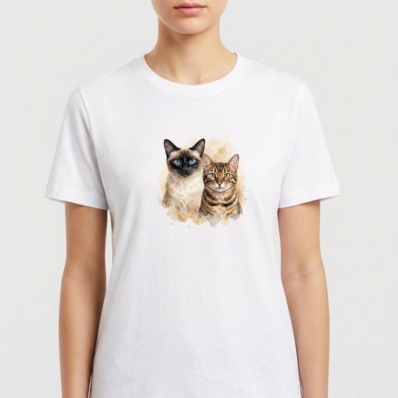 Camiseta com estampa frontal de dois gatos em estilo aquarela, um siamês ao lado de um gato rajado, ambos com expressões serenas em um fundo suave.