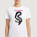 Camiseta com estampa frontal de uma cobra em desenho estilizado ondulando verticalmente, acompanhada de texto em destaque logo acima.