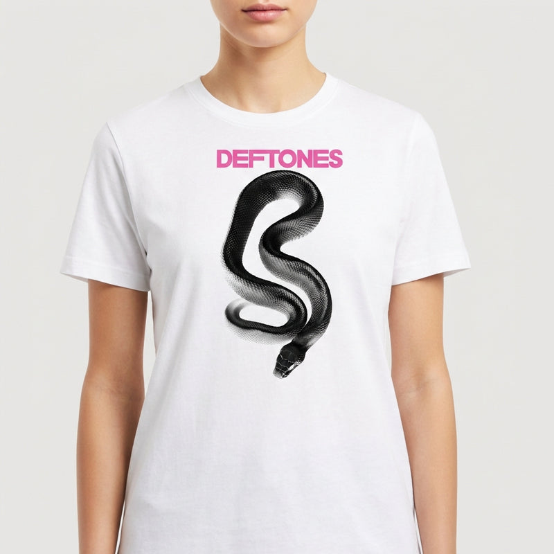 Camiseta com estampa frontal de uma cobra em desenho estilizado ondulando verticalmente, acompanhada de texto em destaque logo acima.