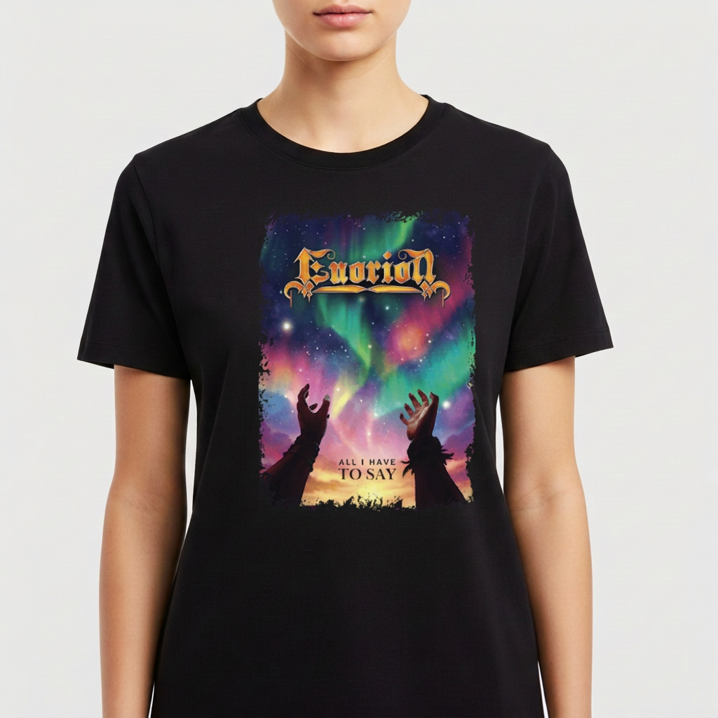 Camiseta com estampa frontal de letras ornamentadas sobre uma cena de aurora boreal, mãos erguidas e frase “ALL I HAVE TO SAY” no horizonte.