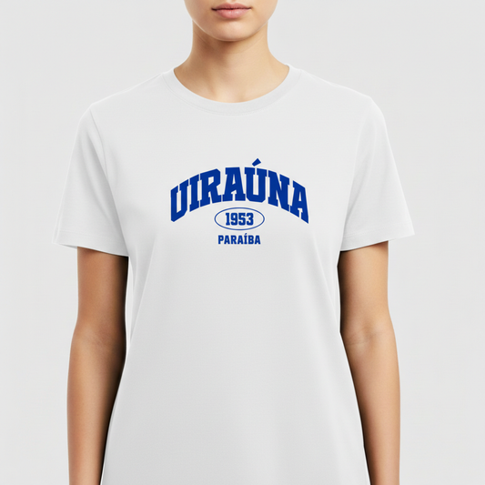 Camiseta com estampa frontal de "UIRAÚNA 1953 PARAÍBA" em fonte destacada, formando um arco acima de um número centralizado dentro de um oval.