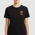 Camiseta com estampa frontal de coroa de espinhos acima da frase "Meu Pai Minha É a Vingança" e estampa traseira menor com coroa de espinhos.